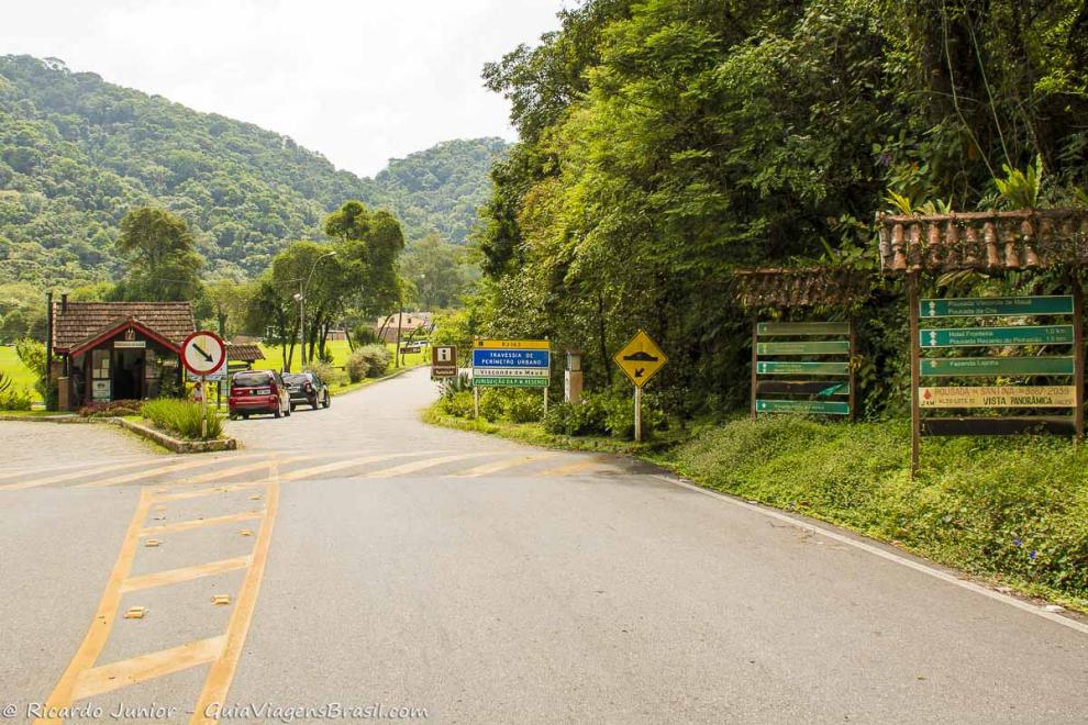 Imagem de placas na estrada de Visconde de Mauá.